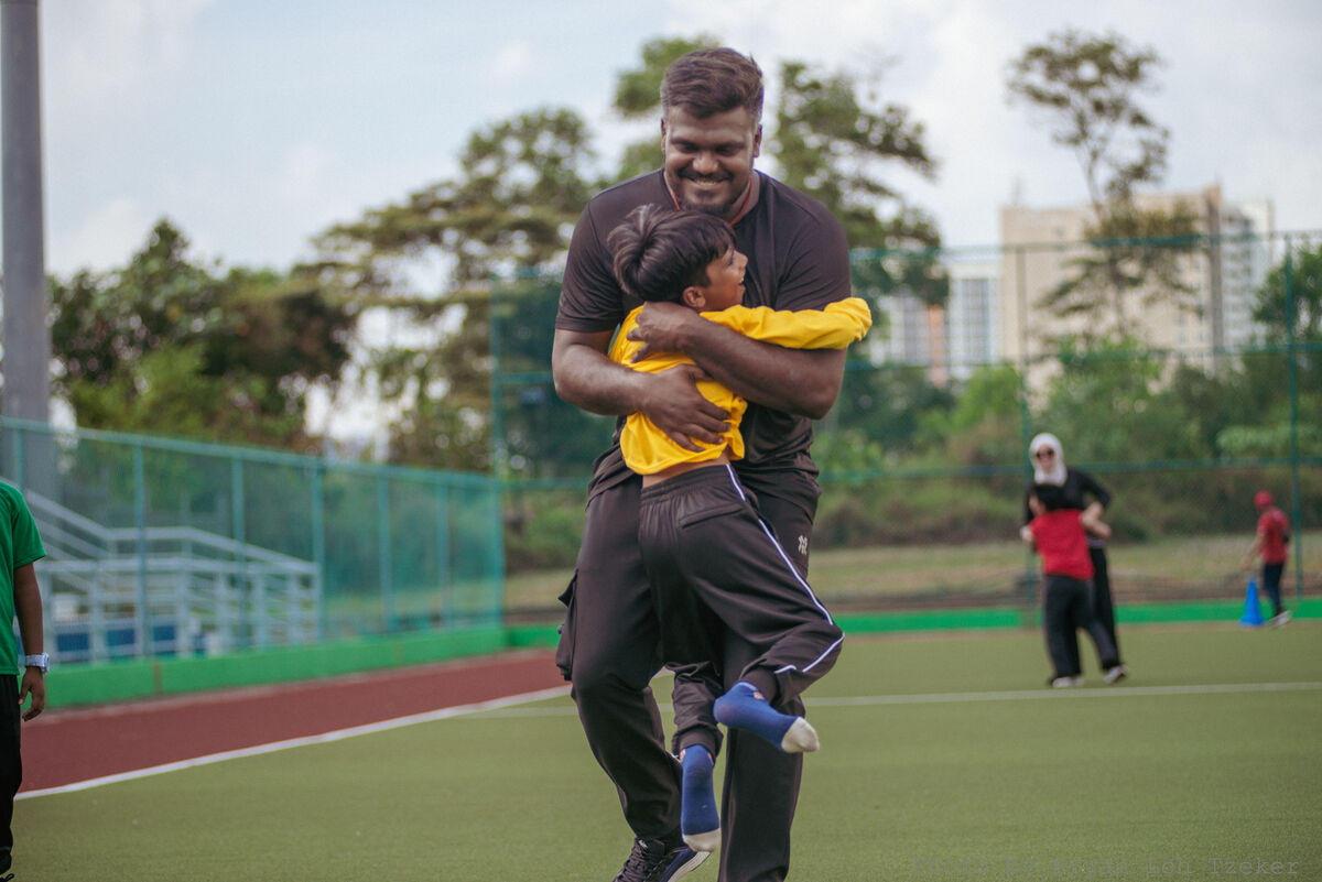 DuoParentCarryingChildRaceSports-26
