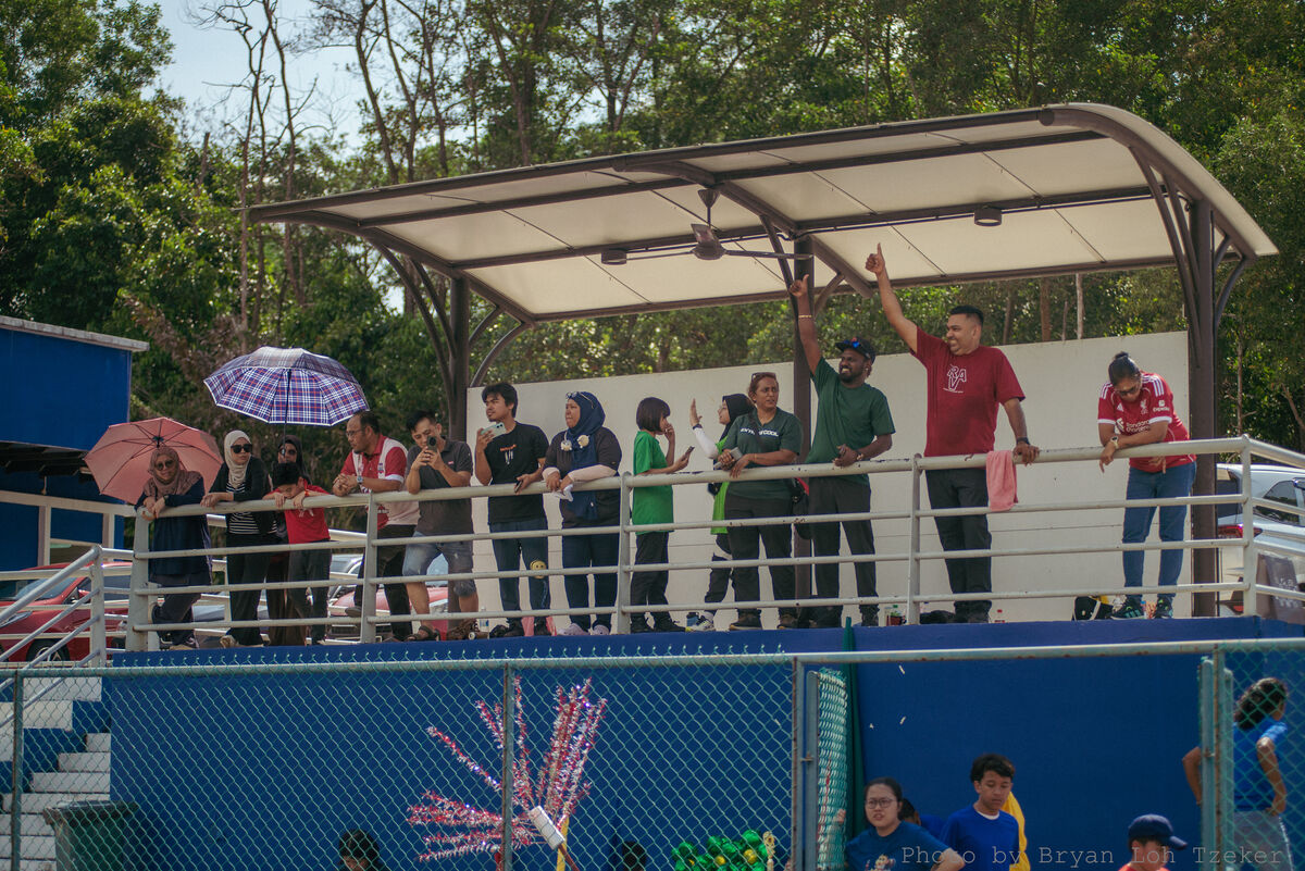 GroupParentsWatchingSports-26