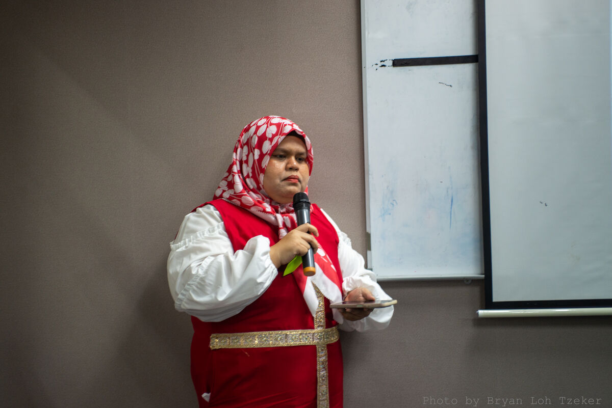 SoloMicrophoneHijabRed-26